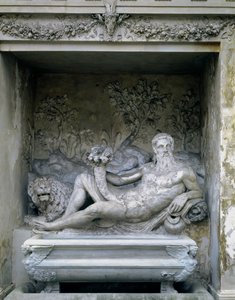 O Nymphaeum, detalhe de uma estátua de um deus do rio dentro de um nicho com uma cornucópia, desenhada por Giacomo Vignola (1507-75) e Bartolomeo Ammannati (1511-92) 1551-55 (pedra) de Unbekannt