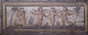Três putti dançantes acompanhados por um a tocar os tubos da panela, detalhe de um mosaico de pavimento representando as estações do ano e cenas de caça da Villa Constantina em Daphne, Roman, c.325-330 d.C. (mármore, calcário e mosaico de vidro) de Unbekannt