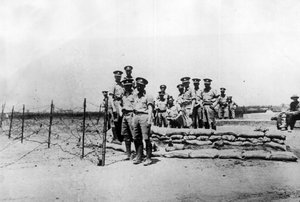 Tientsin (Tianjin), China, Novembro de 1924: Soldados britânicos em um posto fora das concessões internacionais antes da captura da cidade pelas tropas do Senhor da Guerra chinês Feng Yuxiang (Feng Yu-hsiang, Feng Yu hsiang) - Tientsin (Tianjin), China, No de William M. Timlin