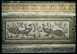 Dois pavões, detalhe decorativo de um pavimento em mosaico representando as estações e cenas de caça, da Villa Constantina em Daphne, Roman, c.325-330 d.C. (mármore, calcário e mosaico de vidro) (detalhe de 105665) de Unbekannt