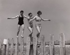 Duas mulheres e um homem caminhando ao longo de um groyne, c 1930s de Unbekannt