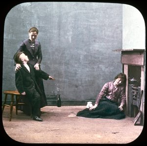 Duas mulheres e um rapaz em frente à lareira, c 1895 de Unbekannt