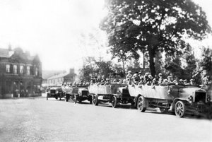 Reino Unido : Uma linha de Charabancs no centro da cidade. Poynton, Cheshire, c1925 de Unbekannt