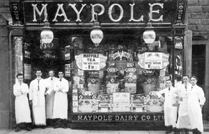 Reino Unido : Pessoal Fora de uma Maypole Dairy Stores de Unbekannt