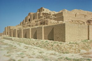 Vista do Sul do Ziggurat, construído pelo Rei Elamita Untash-Gal (c.1265-46 AC) (foto) de Unbekannt