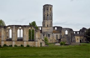 Vista de La Sauve Maggiore, Abadia de La Sauve-Maggiore em Gironde. Século XI. de Unbekannter Künstler