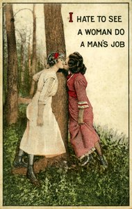 Cartão postal vintage mostrando duas mulheres se beijando, "Eu odeio ver uma mulher fazer o trabalho de um homem" 1914 (lito)