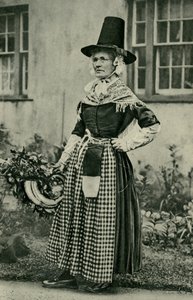País de Gales. Uma velha galesa de idade, fiel ao traje nacional. 1920 de Unbekannt