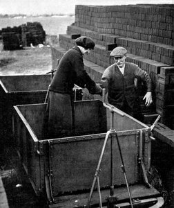 Mulher fabricante de tijolos durante a 1ª Guerra Mundial de Unbekannter Künstler