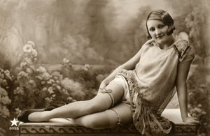 Mulher de vestido leve, c. início dos anos 1900 (cartão postal)