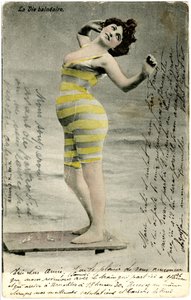 Mulher em trajes de banho, c. início dos anos 1900 (cartão postal)