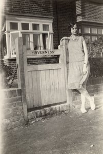 Mulher fora do Inverness B&B, Broadstairs, Kent, c 1920s de Unbekannt