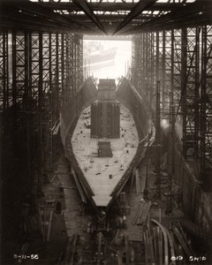 O trabalho começa nas anteparas de Northbank no estaleiro de William Doxford & Sons, Sunderland, 8 de novembro de 1956 (foto p/b) de Unbekannter Künstler
