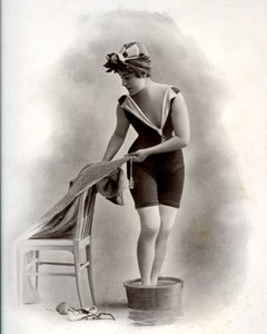 Jovem mulher em fato de banho (da Belle Epoque) a tomar banho de pés, por volta de 1900 (foto a p/b) de Unbekannter Künstler