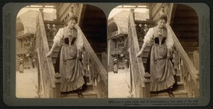 Cartão estereoscópico representando uma jovem suíça em traje tradicional, c.1900 (foto sépia) (ver também 473238) de Underwood and Underwood