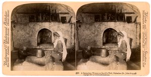 Uma mulher samaritana em Jacobs Well, Palestina, 1900. de Underwood and Underwood