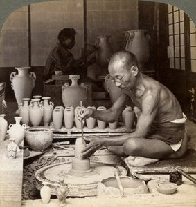 Um oleiro e sua roda, formando um vaso de porcelana Awata, Kinkosan trabalha, Kyoto, Japão, 1904 de Underwood and Underwood