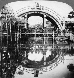 Uma ponte semicircular no Japão, 1896. de Underwood and Underwood