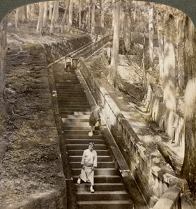 Escada de pedra antiga até a colina do túmulo do Shogun Ieyasu, Nikko, Japão, 1904. de Underwood and Underwood