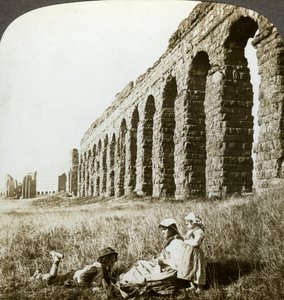 Aqueduto de Cláudio e Campagna, Roma, Itália. de Underwood and Underwood