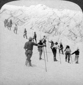 Subindo um campo de neve íngreme, Stevens Glacier, o Monte Rainier, Washington, EUA. de Underwood and Underwood