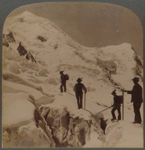 Subida do Monte White - cruzando a geleira de Bossons - grandes tainhas na distância, Alpes, 1901. de Underwood and Underwood