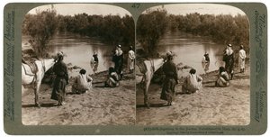 Batizando no rio Jordão, Palestina, 1903. de Underwood and Underwood