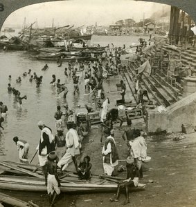 Banhando-se em um Ghat no Ganges, Calcutá, Índia, c1900s. de Underwood and Underwood