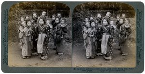 Irmãs mais velhas e irmãos mais novos na Terra do Sol Nascente, Yokohama, Japão, 1904 de Underwood and Underwood