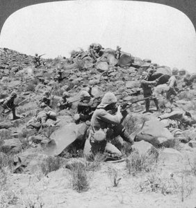 Soldados britânicos em ação, África do Sul, Guerra dos Bôeres, 1901 de Underwood and Underwood