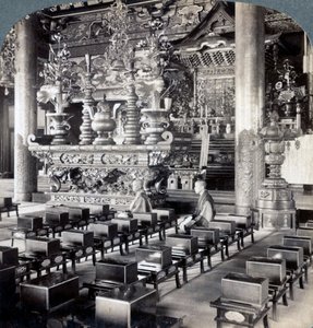 Padres budistas no templo de Ikegami, Omori, Japão, 1904. de Underwood and Underwood