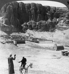 Enterrado por séculos - terraços com colunas do templo em Der-el-Bahri, Tebas, Egito, 1905. de Underwood and Underwood
