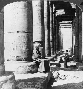 Colunas do grande templo de Sethos I, Abydos, Egito, 1905. de Underwood and Underwood