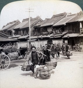 Coolies, cena de rua em Tóquio, 1896 de Underwood and Underwood