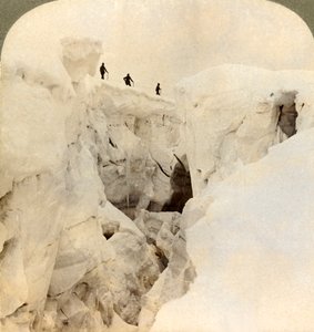 Descida do Monte. Blanc - enormes fendas perto do cume, Alpes, 1901. de Underwood and Underwood