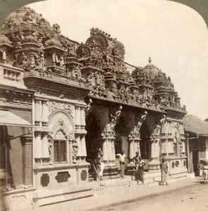 Ornamentação requintadamente esculpida de um templo budista hindu, Colombo, Ceilão, 1902. de Underwood and Underwood