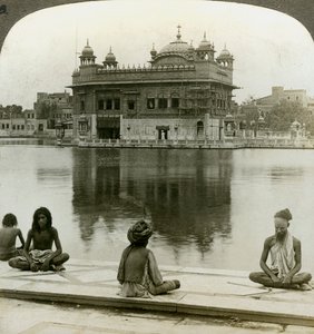 Faquires em Amritsar, olhando para o sul através do Tanque Sagrado até o Templo Dourado, Índia, c1900s de Underwood and Underwood