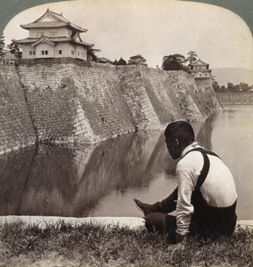 Castelo feudal dos orgulhosos Shoguns, Osaka, Japão, 1904 de Underwood and Underwood