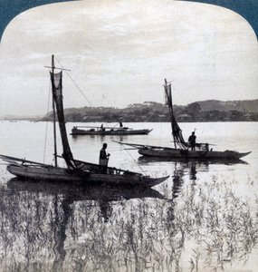 Barcos de pesca voltando para casa ao pôr do sol, perto de Yokohama, Japão, 1904. de Underwood and Underwood
