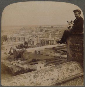 Da Catedral de São Francisco, na maior pirâmide asteca, olhando Cholula, México, 1901. de Underwood and Underwood