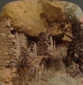 Casas de uma raça desaparecida - Cliff Dwellings em Walnut Canyon, Arizona, 1903. Artistas: Elmer Underwood, Bert Elias Underwood. de Underwood and Underwood