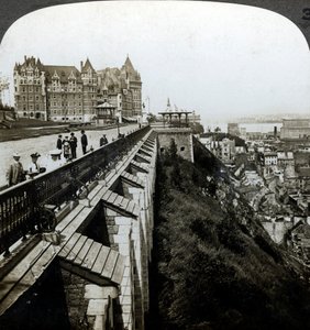Hotel Chateau Frontenac e Dufferin Terrace, Quebec, Canadá. de Underwood and Underwood
