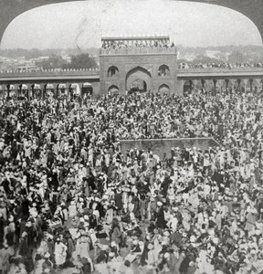 Na corte da mesquita de Jumma, Deli, Índia, 1903. de Underwood and Underwood