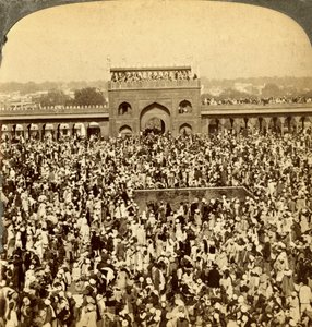 Na corte da mesquita de Jumma durante o jejum anual, Delhi, Índia. de Underwood and Underwood