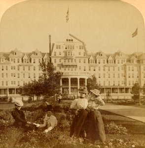 Nos belos jardins do Frontenac Hotel, Round Island, Mil Ilhas, 1900. de Underwood and Underwood