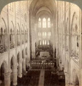 Interior da grande Catedral de Notre Dame, Paris, França, 1900.