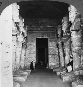 Interior do templo talhado em rocha de Abu Simbel, Egito, 1905. de Underwood and Underwood