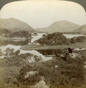 Ilhas e lago superior, Killarney, Irlanda. de Underwood and Underwood