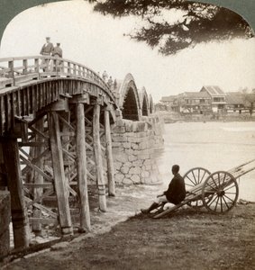Ponte de Kintai sobre o rio Nishiki em Iwakuni, olhando para o norte, Japão, 1904. de Underwood and Underwood