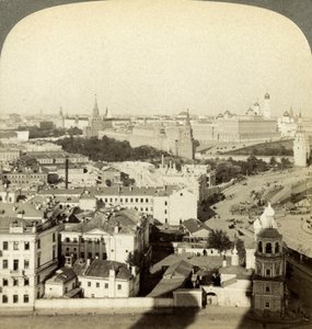 Parede do Kremlin, Moscou, Rússia. de Underwood and Underwood